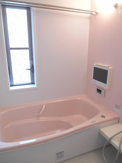 Bathroom. Bathroom with a window and TV. Since the tub is also wide, Heal the tired slowly stretched out foot.