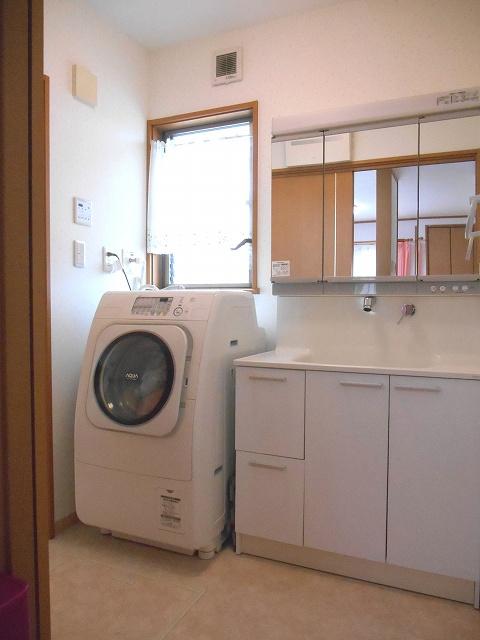 Wash basin, toilet. Spacious washroom. It is possible to move quickly from the kitchen, Housework, you can comfortably.