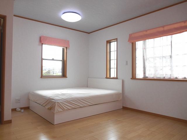 Other introspection. Spacious 9.5 Pledge of Western-style. Insert a bright light from the bay windows.