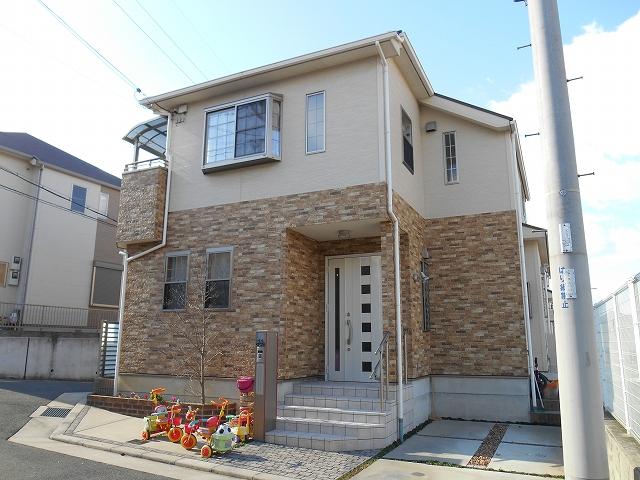 Local appearance photo. Fashionable appearance. Day is also good. Large car Easy parking possible.