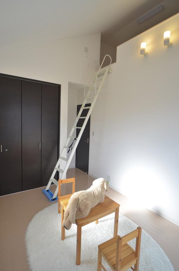 Non-living room. Taking advantage of the slope ceiling, Planning a loft the children's room. Because the loft is wide, Likely to be children of the secret base Indoor (January 2012) shooting