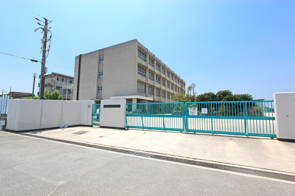 Junior high school. Hirakata Tateyama Tanaka 2009 940m until the school has implemented a small number of people teaching of mathematics and English. The other to be rich junior high school also extracurricular classes such as work experience learning and child care experience learning