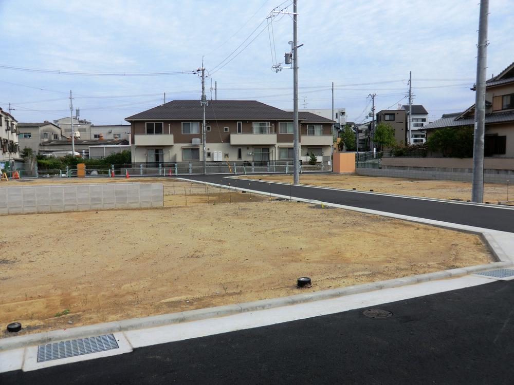 Local photos, including front road. Local (10 May 2012) shooting