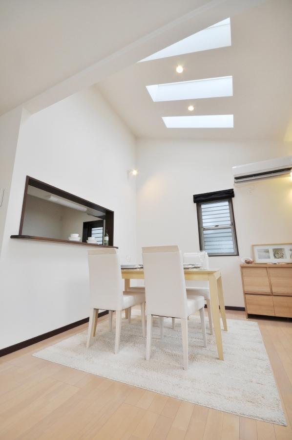 Same specifications photos (Other introspection). To widen the space with a gradient ceiling, It is always bright LDK in natural daylight from the top light