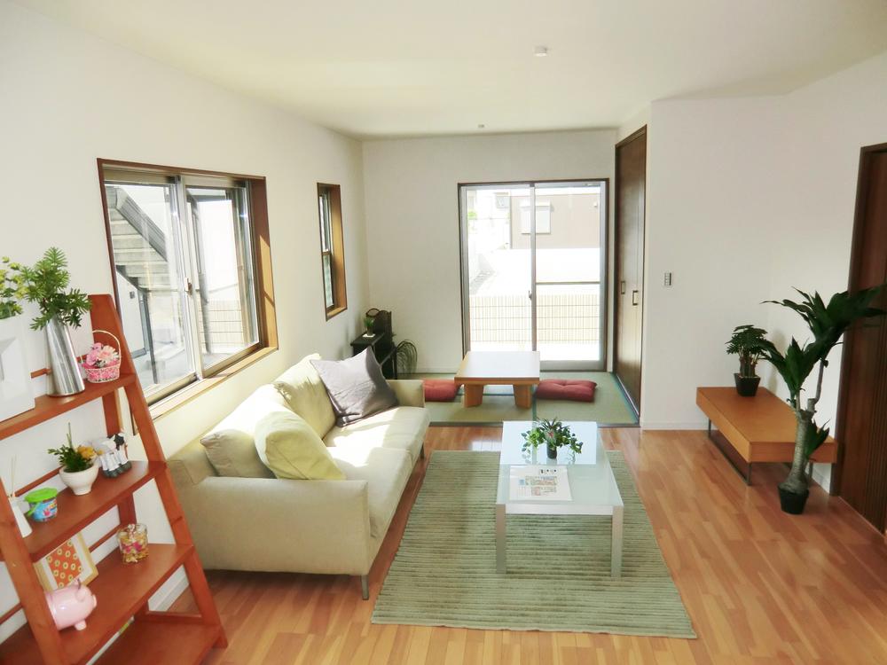 Living. Sun plug plenty of Japanese-style room can be used as Tsuzukiai of living