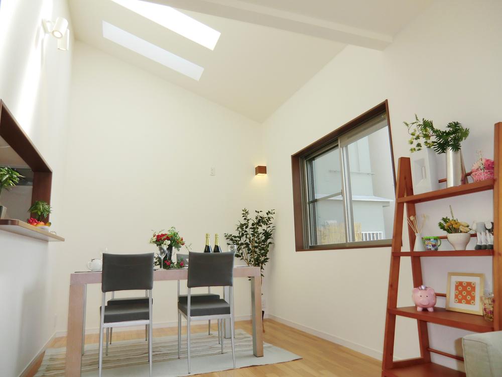 Other introspection. High ceilings, Dining light of the sun from entering the Sansan from window