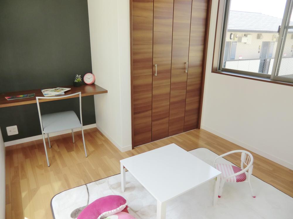 Other introspection. Western-style set up a convenient counter is likely to also be used as a study