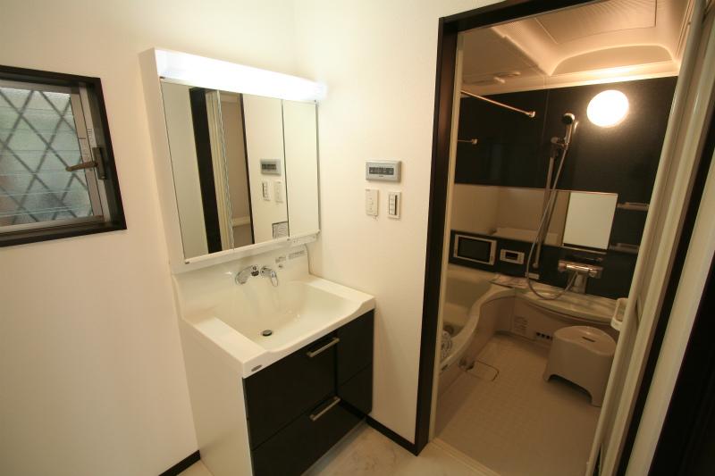 Wash basin, toilet. It adopted a three-sided mirror in the wash basin, It is very convenient for busy moms. Storage space also has a drawer of Kagamiura and under the sink, Ideal for storage of cleaning tool and every morning of makeup tool for little things (No. 1 destination reference)