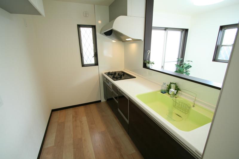 Kitchen. Dishwasher in the kitchen ・ Glass top Con Nro ・ A lot of standard equipment, such as a water purifier. Sink also adopted the artificial marble sink, Dirt is hard to regard care is also a breeze (No. 1 destination reference)