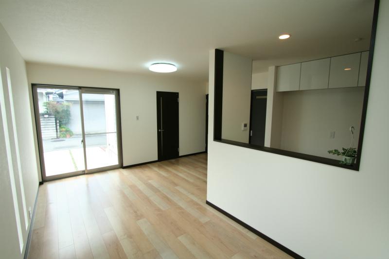 Living. A pair of glass equipped with condensation is less likely to occur, Insulation effect is also excellent. Winter will warm the warm living room (No. 1 destination reference)