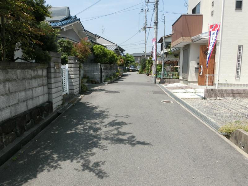 Local photos, including front road. Front road is also widely, Is also a breeze when open and parking. Also to ensure sufficient parking space can be not good wife driving.