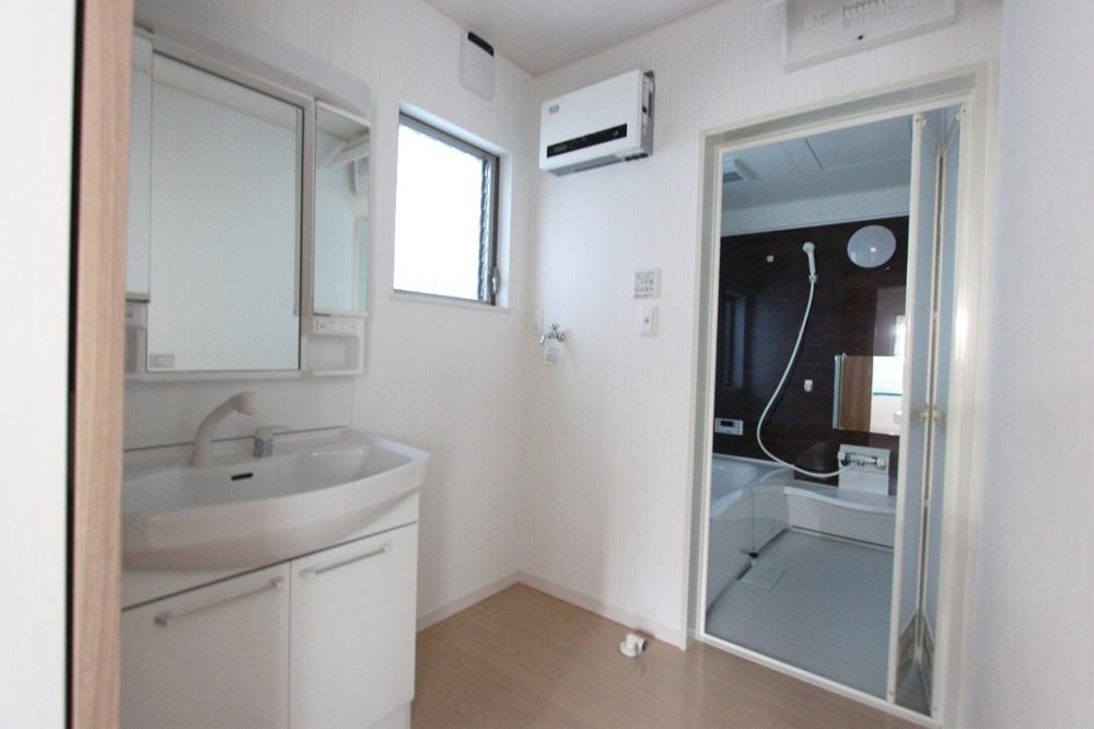 Wash basin, toilet. ◆ Basin space