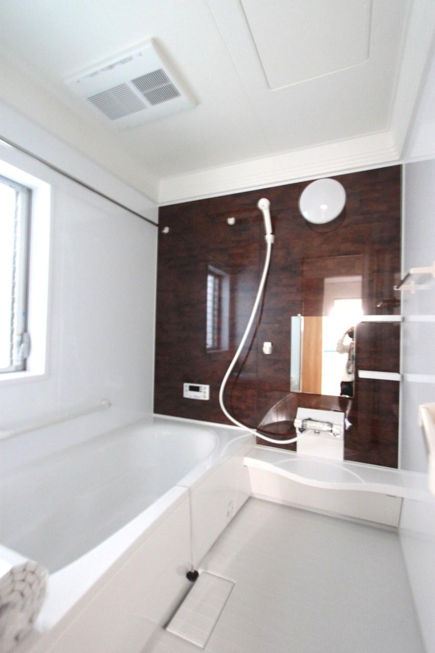 Bathroom. ◆ Bathroom space