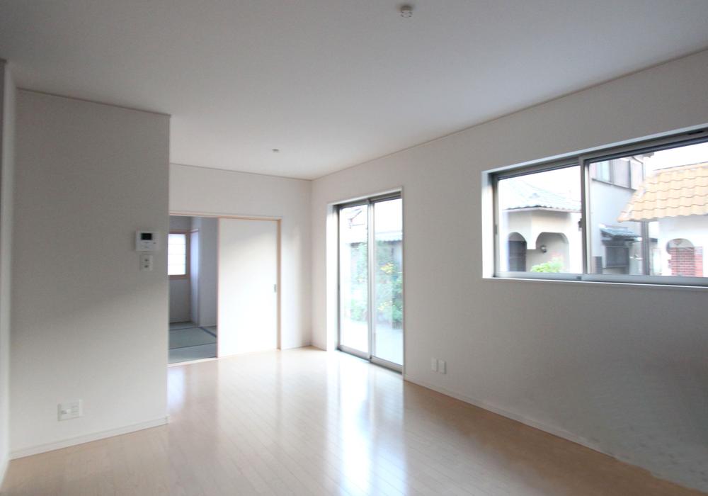 Living. ◆ Living-dining