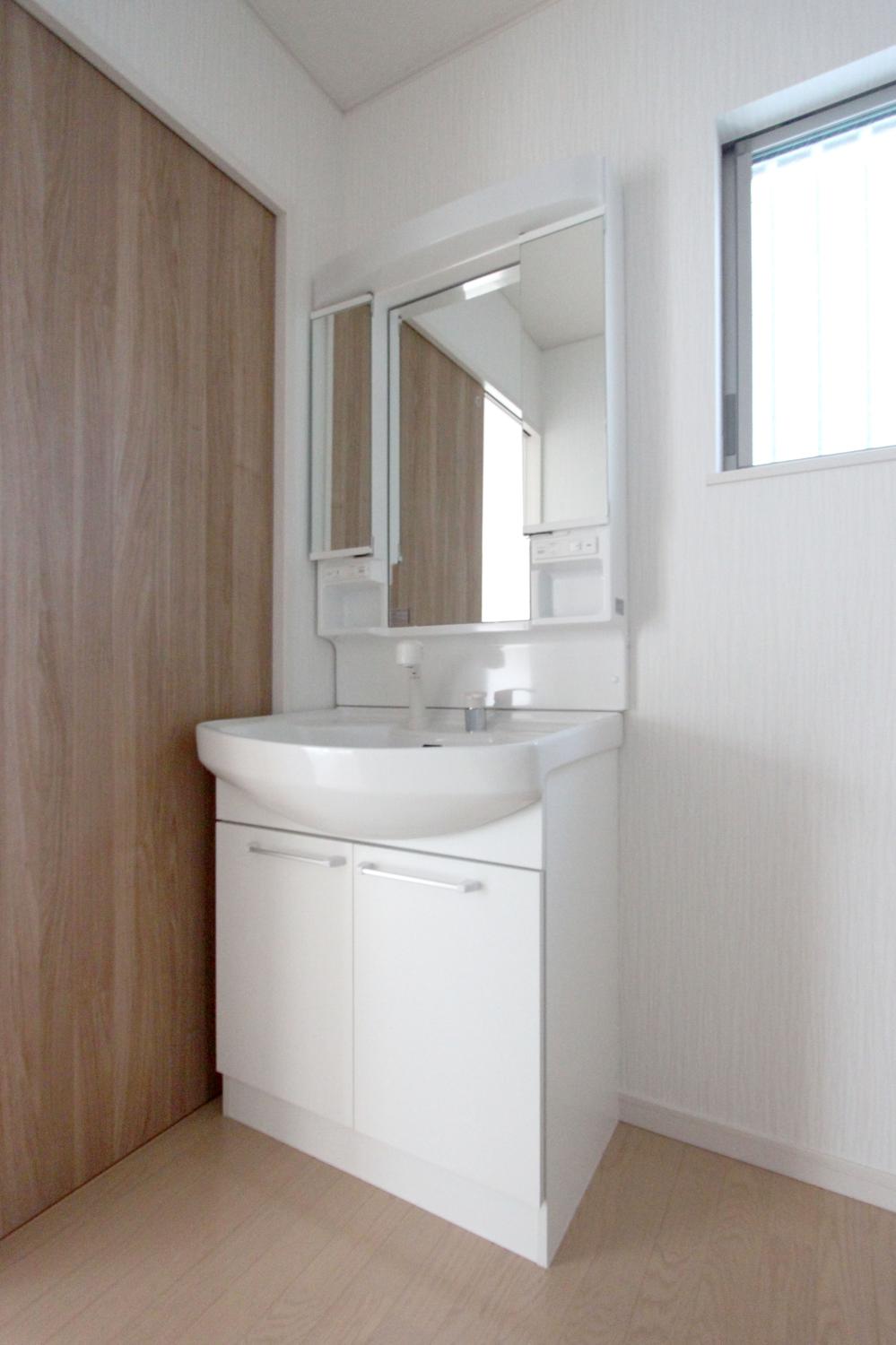 Wash basin, toilet. ◆ Wash