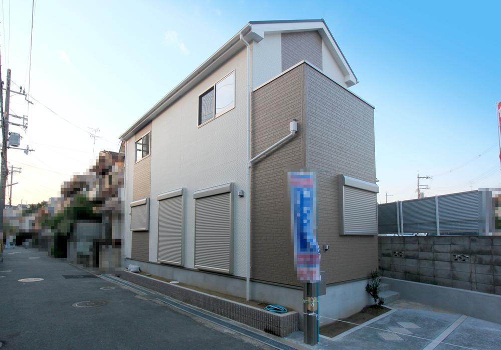 Local photos, including front road. ◆ Surrounding cityscape