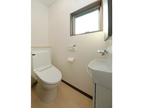 Other Equipment. Toilet Washlet-integrated of TOTO. Pottery surface of the toilet bowl 1 / Finish to smooth 1 million nano level, Dirt is hard luck "Sefi on Detect". Conventional one / Firm can flow in 3 of the wash water "tornado wash". With features such as care is simple "nozzle around the neat shape" and "borderless shape", It supports the clean life of your family.