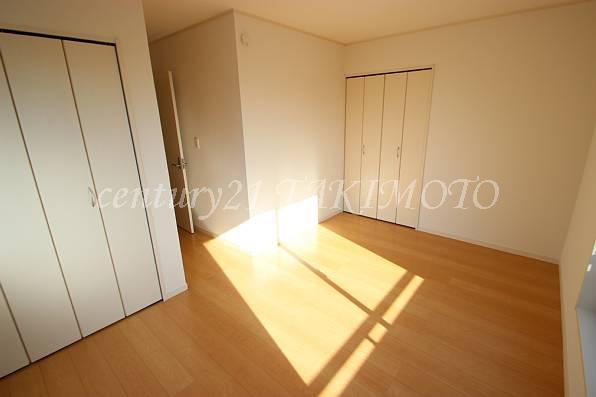 Non-living room. The main bedroom is good per yang!