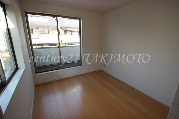 Non-living room. Adopt all room pair glass!