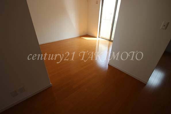 Living. Living room is a convenient face-to-face kitchen that can be passed seen.