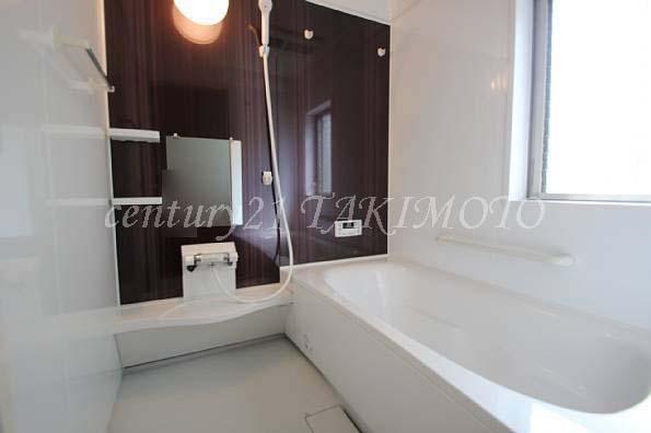 Bathroom. Bathtub also spacious! We will put in Minna!
