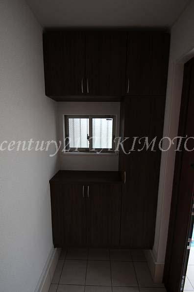 Entrance. Is a shoebox of large, a lot of shoes enter.