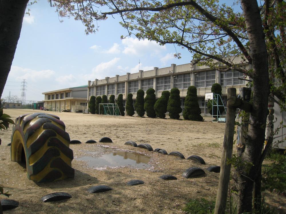 Primary school. Hirakata Municipal Fujisaka to elementary school 832m