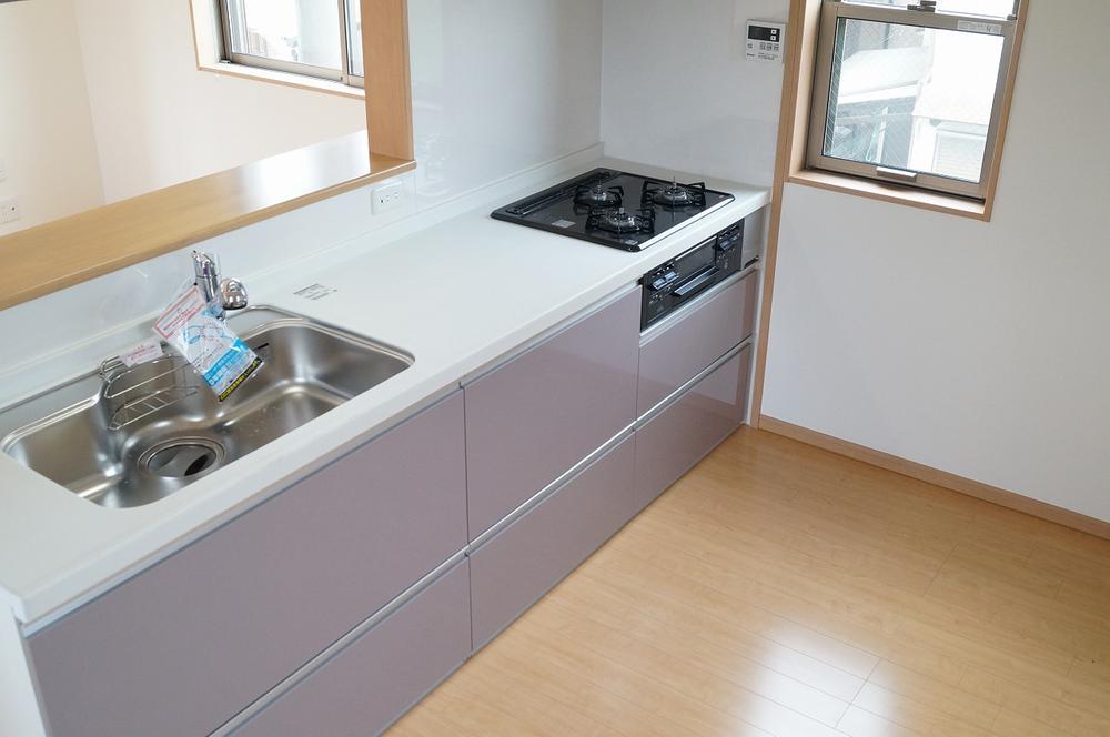 Kitchen. Local photo (kitchen) Slide storage! Water purifier with shower!