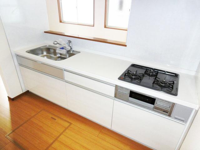 Same specifications photo (kitchen). Also momentum conversation with the family during cooking in the face-to-face kitchen. (The company example of construction photos)