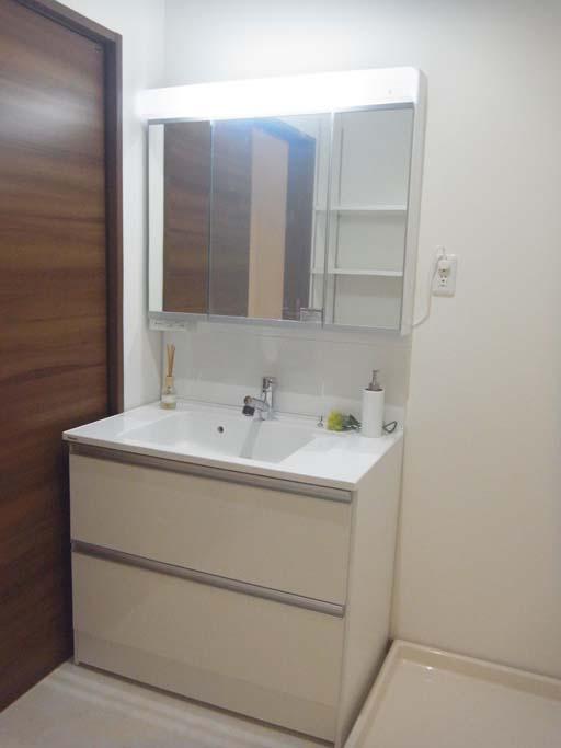 Wash basin, toilet. Indoor (September 2013) Shooting