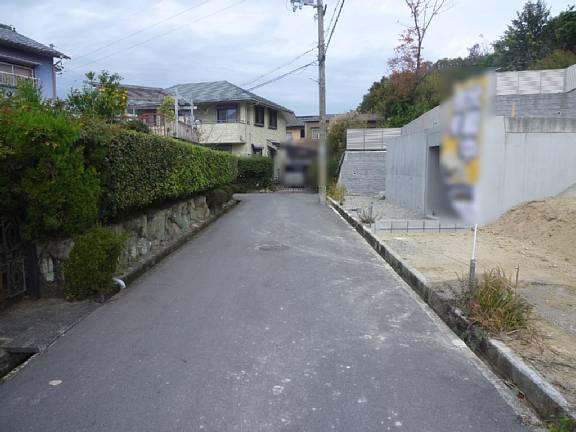 Local photos, including front road. Is the place clean of the compartment!