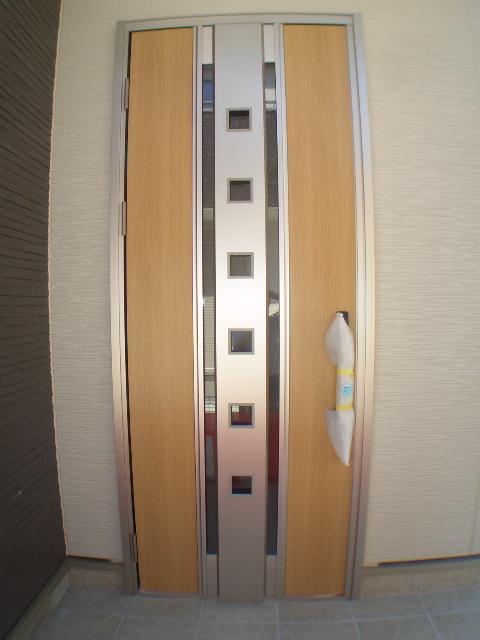 Entrance. Adopt the electric lock of the card type