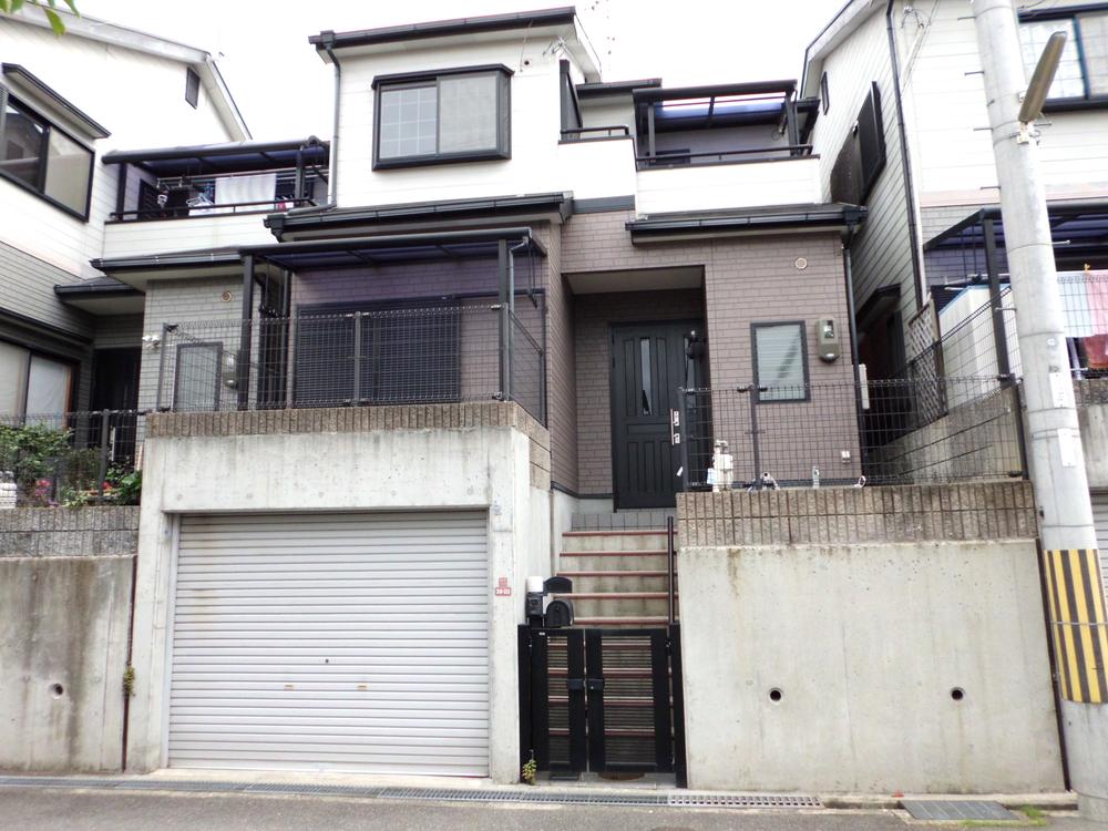 Local appearance photo. In neat appearance, Excavation garage