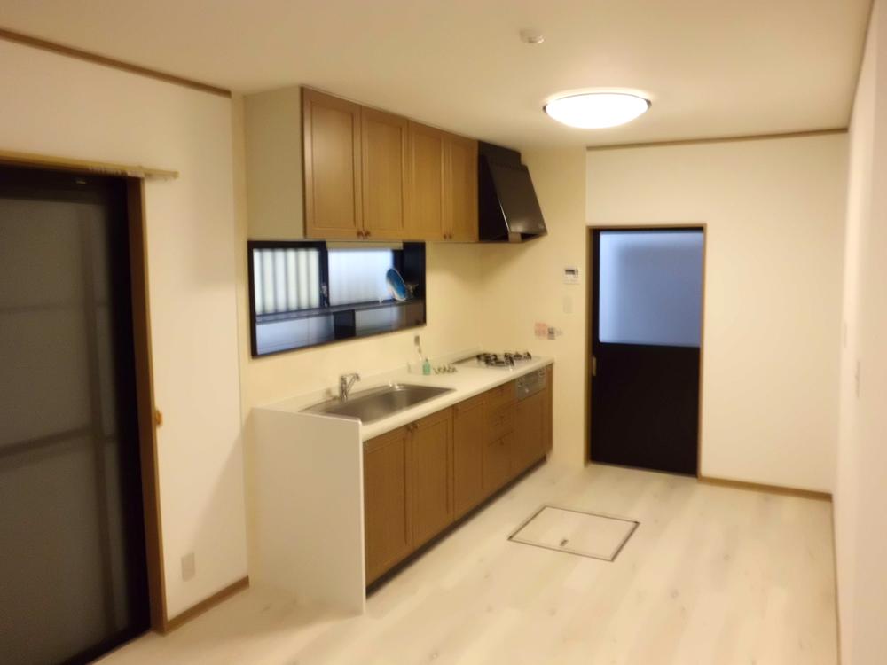 Kitchen. Kitchen space is wide dishes are likely to.