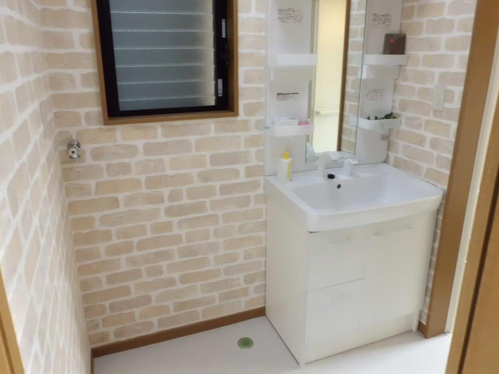 Wash basin, toilet. Wash room of the brick-like cross ・ Shower wash basin had made already