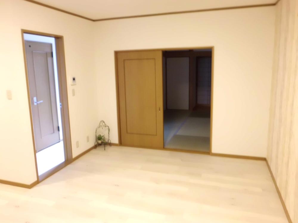 Living. It is useful because it has led to a Japanese-style room from the living room.