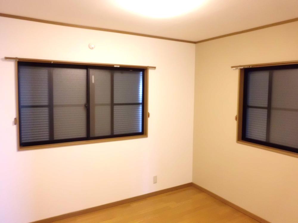 Non-living room. Second floor of each room is also equipped with a shutter.