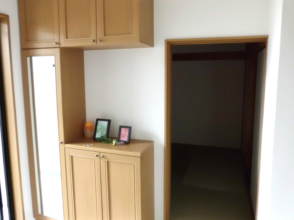 Receipt. Mirror with entrance storage ・ I will enter a lot of shoes.