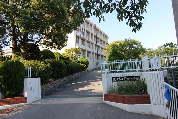 Junior high school. 950m until the fourth junior high school