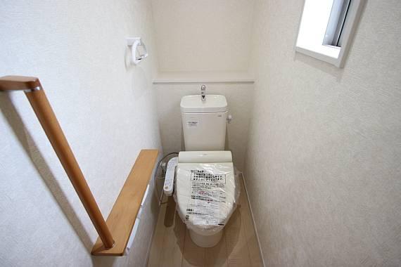 Toilet. There is also a window to the toilet! ! It ventilation pat! !