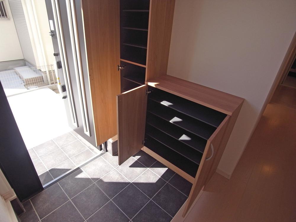 Entrance. Storage enhancement Spacious entrance