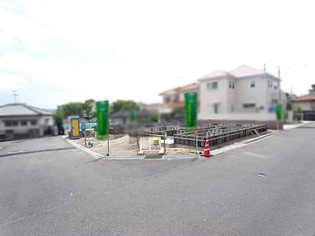 Local photos, including front road. Frontal road