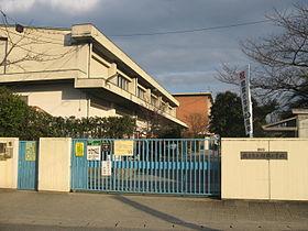 Primary school. Hirakata Municipal 招提 to elementary school 850m