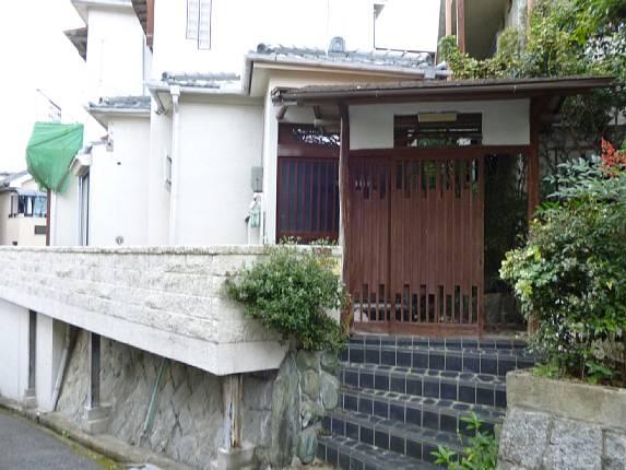 Entrance. Spacious entrance! !