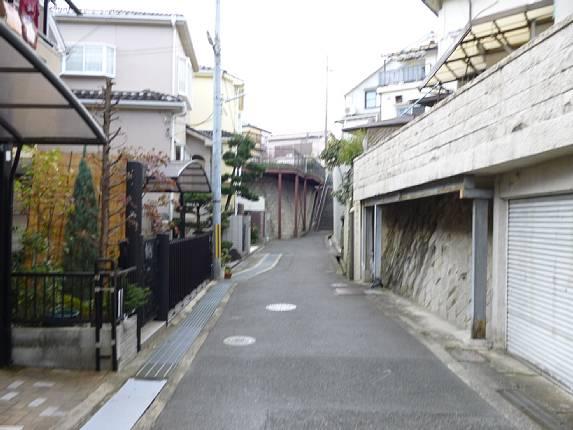 Local photos, including front road. Front road is 4m! !