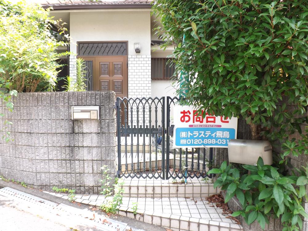 Entrance. Local photos (entrance)