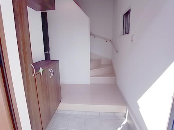 Entrance. Always entrance clean, with a cupboard (same specifications entrance)