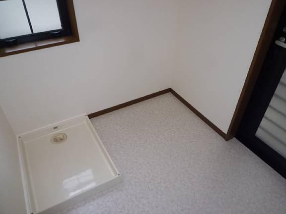 Wash basin, toilet. We took a wide basin space!