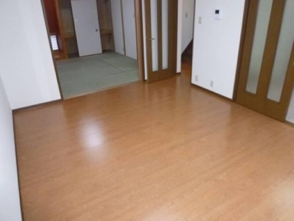 Living. Facing south in daylight good!