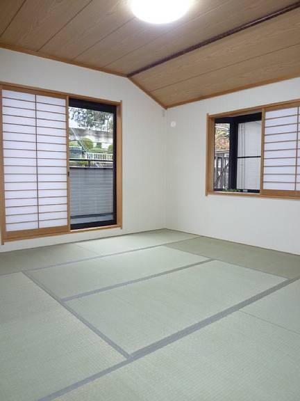 Non-living room. Pre-renovation, such as cross-Insect!